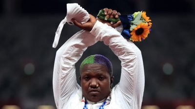 在东京奥运颁奖台上，桑德斯高举双手交叉做出抗议动作，成为今届奥运首个“犯规”的人，未知将面对何种惩罚。（图取自路透社）