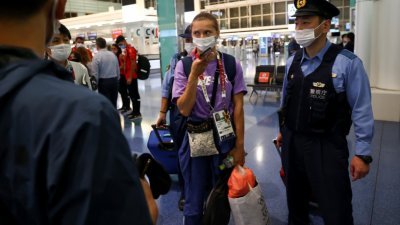 白罗斯短跑选手齐马努斯卡娅周日遭下令返国，她拒绝登机，并向羽田国际机场的警察求助。（图取自路透社）