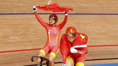 中国队在场地脚车项目的女子团体竞速赛中夺冠。（图取自路透社）