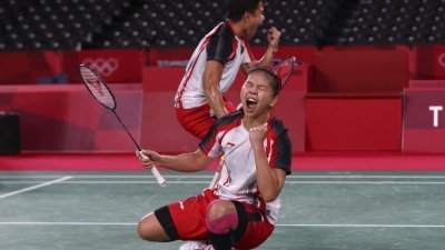 印尼女双成功战胜中国组合，为印尼喜夺东奥首金。（图取自路透社）