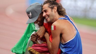 意大利跳高选手坦贝里（右）激动地拥抱来自卡塔尔的巴尔西姆。两人平分金牌的举动，也成为奥运田径项目成立109年来的首例。（图取自路透社）