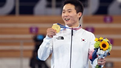 在高中时一度因椎间盘破裂放弃体操梦的韩国选手申在焕，3日在东京奥运男子跳马决赛中，拿下韩国体操史上第2面奥运金牌。 （图取自韩联社）