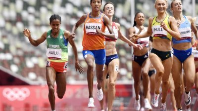 荷兰长跑选手哈山（橘衣者）2日在女子1500公尺预赛跌了一大跤，但随即爬起，很快追上对手，以小组第一取得晋级资格。 （图取自台湾中央社/共同社）