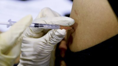 霹雳州60岁以上的长者，即日起可直接登门州内的公共疫苗接种中心接种疫苗。（档案照）
