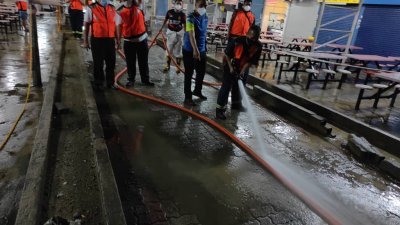 拉惹乌达义务消防队周一晚间已到斯里乌达巴刹进行消毒和清洁工作。