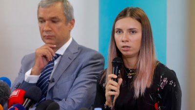 齐马努斯卡娅（右）在白罗斯反对派领袖拉图什科陪同下召开记者会，指早前公开批评教练的奥运比赛安排后，被强制要求回国和恐吓。（图取自法新社）