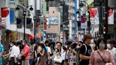 日本东京都疫情严峻，但涩谷购物区仍见大批购物人潮。（图取自路透社）