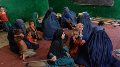 阿富汗政府军与塔利班在北部库纳尔省爆发战斗，流离失所的平民被安置在一所学校内。（法新社）