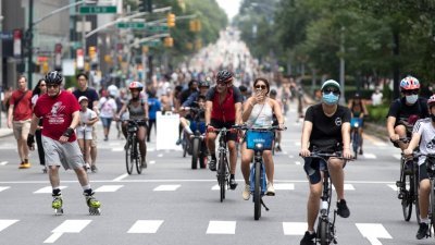 美国纽约当地时间周六举行“夏日街道”活动，期间曼哈顿部分街道禁止机动车通行，以供人们骑行、健身或参加临时设置的娱乐项目。（中新社）