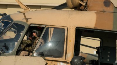 目前已有8名阿富汗空军飞行员遇到塔利班暗杀。图为驾驶Mi-17直升机的阿富汗空军飞行员。（图取自路透社档案照）