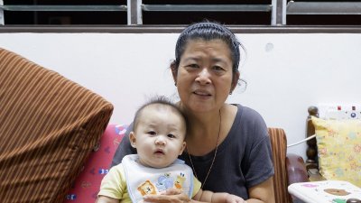 刘菊花与女儿和外孙女一同生活，因疫情而失去稳定工作，令她无力负担疫情下的生活。