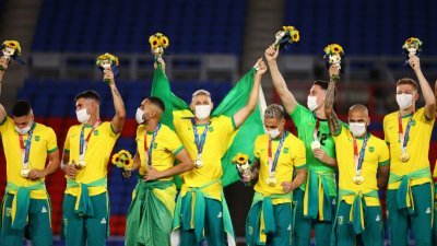 巴西男足在颁奖台上时，仅将中国品牌匹克赞助的“官方运动服装”绑在腰间，上身穿的是赞助巴西足球队的耐克（Nike）球衣，下半身则是穿匹克的运动长裤。（图取自路透社）
