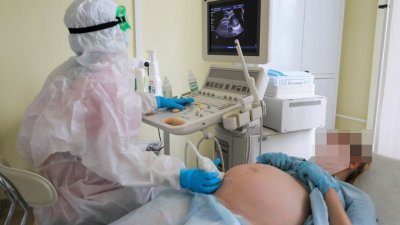妇科专家指，新冠肺炎对中后期怀孕的妈妈不利，尤其是在确诊后进入加护病房及依赖呼吸仪的风险，比常人高出2至3倍。