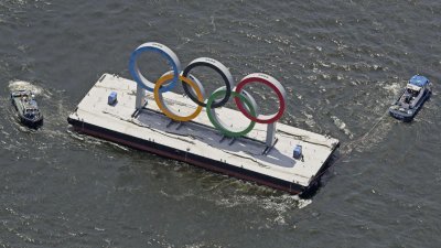 东京奥运会闭幕式3天后，东京台场海滨地区的奥运五环标志，在周三被拖走拆除。（图取自路透社）