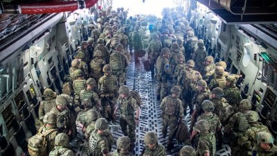 英国周日发布照片，陆军第16空中突击旅的成员降落在阿富汗喀布尔后，从皇家空军航海者飞机上下机。英国部署600名士兵，协助撤离英国国民以及符合资格离开阿富汗的人。（图取自英国国防部/法新社）