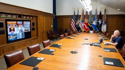 美国白宫周一发布照片，总统拜登与副总统哈里斯、安全团队及多名高官召开视讯会议，了解撤离驻阿富汗民事人员的进度。（图取自白宫推特账号/路透社）
