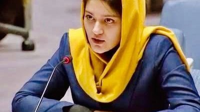 阿富汗女大学生库拉姆研读国际关系，也投入捍卫人权的工作、当志工，甚至曾在联合国发言。随著塔利班重掌政权，她感受到恐惧和希望破灭。（图取自库拉姆推特）