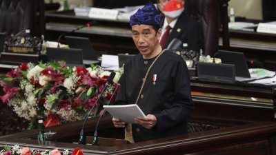 身穿印尼巴杜依族（Baduy）传统服饰的印尼总统佐科，周一在首都雅加达的国会大厦发表年度国情咨文演说。（图取自路透社）