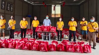 谢琪清（左6）移交300份物资给森美兰爱心团队，以派发给有需要的家庭。
