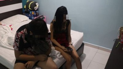 外籍女子及本地男子在酒店房内疑进行卖淫活动。（照片由警方提供）