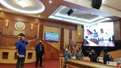 莫哈末扎希（左）解释，主要议会厅的大型荧幕将链接其他4个迷你议会厅的摄像镜头，让州议员们了解彼此的开会状况。