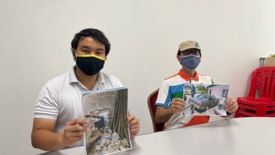 叶潍鸣（右起）与郭子毅展示轿车撞入店面的照片，并促请目击该起交通意外的目击者挺身而出。