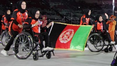 阿富汗因政治动荡而无法排除选手参与本届的东京残奥会。图为阿富汗残疾运动员在雅加达举办的2018年亚洲残疾人运动会开幕式上登场。（图取自法新社）