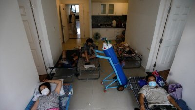 越南胡志明市的6号野战医院人满为患，患者只能躺在走廊的简易床上。（图取自法新社）
