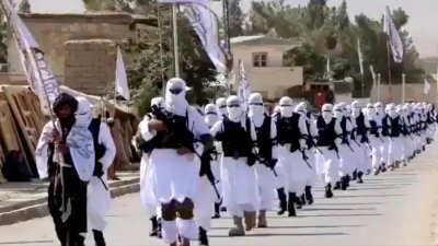 在上周四上载到社交媒体的视频截图显示，一队身穿制服的阿富汗塔利班分子在扎布尔省Qalat的街道游行。-路透社-