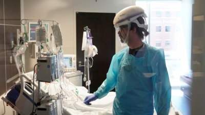 在美国俄克拉何马州的俄克拉何马城，一名SSM健康圣安东尼医院的护士周二巡视该院的加护病房。（图取自路透社）