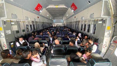土耳其空军的一架A400M型运输机，本月18日在喀布尔国际机场撤离本国公民。-土耳其国防部/法新社-