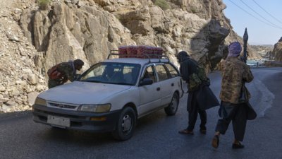 在潘杰希尔省Rah-e Tang的一条公路上，阿富汗抵抗运动和反塔利班起义部队周三检查过往车辆。（图取自法新社）