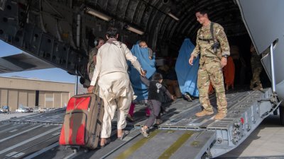随著期限逼近，美国和西方盟友加紧撤离工作，图为周二在喀布尔国际机场，一名美军看著撤离的阿富汗人登上C-17运输机。（图取自美国空军/法新社）