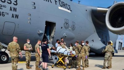 一名阿富汗妇女本月21日搭乘美军C-17运输机撤离，降落在拉姆施泰因空军基地没多久于机舱内产女。（图取自美国空军/路透社）