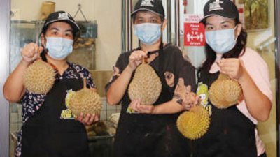 郭家六姐弟妹共同开创榴梿生意，在新加坡经营榴梿专卖店。图为二姐郭晓燕（左起）、大姐郭文娟与四妹郭晓丽。