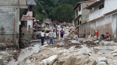 委内瑞拉西部日前发生连续数小时的强降雨，梅里达州洪水泛滥成灾，水退去后，泥石散落马路四处，现场满目疮痍。（图取自Comunicacion Continua/comunicacioncontinua.com/路透社）