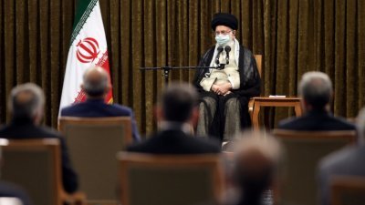 伊朗最高精神领袖哈梅内伊周六在德黑兰，集体接见新一届内阁成员。（图取自路透社）