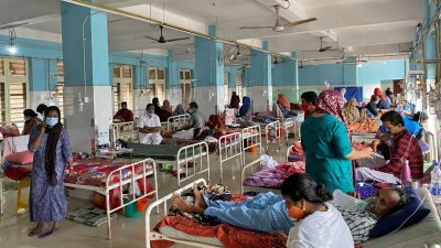 印度喀拉拉邦一家政府医学院附属医院的新冠肺炎病房内，收治了不少新冠肺炎患者。（图取自路透社）