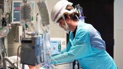 新冠肺炎变种病毒Delta造成美国疫情反弹，这是俄克拉何马州圣安东尼医院，一名护士在加护病房内照顾一名病患。（图取自路透社）