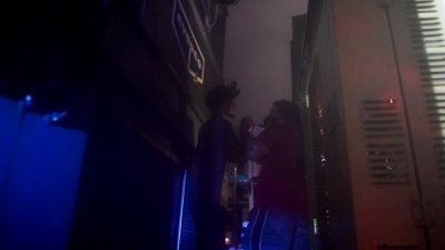 飓风“艾达”周日吹袭路易斯安那州新奥尔良市期间，一家酒店的维护人员试图在酒店的屋顶上修理应急发电机。（图取自法新社）