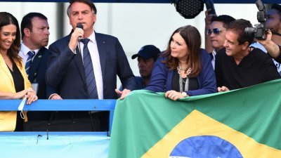 巴西总统博索纳罗（手持麦克风者）当地时间周二加入自由党后向支持者讲话。（图取自法新社）