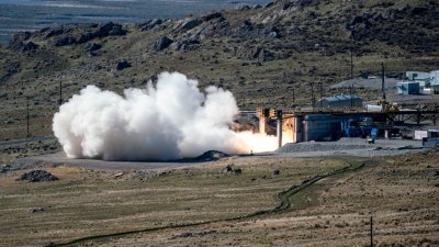 美国军方今年10月28日发布的照片，美国海军和陆军合作在犹他州海角对新开发的 34.5英寸通用高超音速导弹的第一阶段进行静态火力测试。-诺斯罗普格鲁曼公司/路透社-