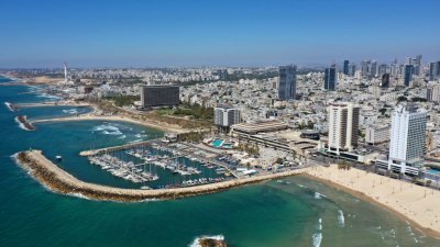 在今年5 月18日拍摄的这张档案照片中，俯视图显示了以色列的地中海城市特拉维夫。-法新社-