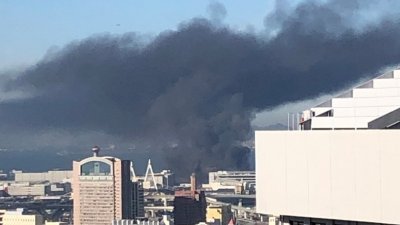 网民上载到社交媒体的照片显示，发生大火的仓库冒出滚滚浓烟，现场浓烟遮天。-Takanori Okui/路透社-