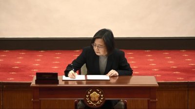 台湾总统蔡英文周三在总统府签署“跟踪骚扰防制法”。（图取自蔡英文面子书截图）