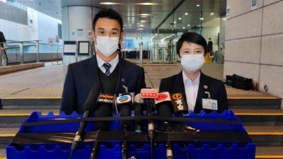 香港警方网络安全及科技罪案调查科总督察张伟豪（左）和高级督察许诺，向媒体说明案情。