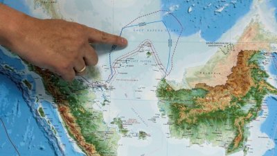 在2017年印尼雅加达与记者会谈时，当时的印尼海事部副部长奥格罗塞诺在印尼新地图上指出北纳土纳海的位置。（路透社）