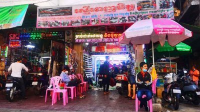 柬埔寨在11月1日起全面重开国门，全面恢复各行各业。图为金边市中心的乌亚西市场，不少店铺恢复营业。（中新社）