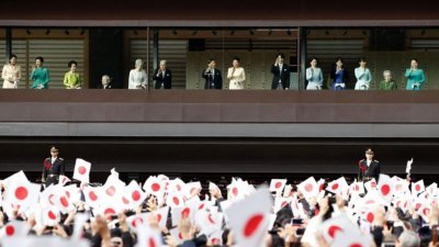 在令和首次新年一般朝贺（民众朝贺）中，日本天皇和皇后及其他皇室成员站在皇宫宫殿长和殿的阳台上，接受国民的祝福。-图取自日本宫内厅官网-