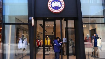 加拿大羽绒服品牌“加拿大鹅”又在中国出事，因为拒绝退货风波周三遭上海市消保委约谈。图为在北京的分店。（图取自路透社）